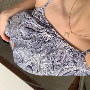 Super sött linne - Gulligt sommar linne, fint skick. Super fin nu till sommarn med justerbara axelband, skriv vid intresse. Frakt ingår ej 💕