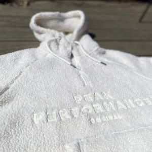 Super mysigt teddy hoodie från peak! Perfekt för kommande sommarkvällar🥂 knappt använd och super bra skick!!