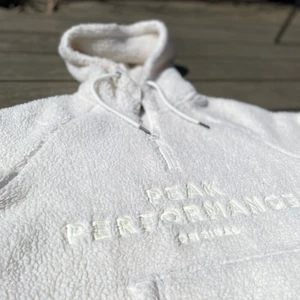 Peak performance teddy hoodie - Super mysigt teddy hoodie från peak! Perfekt för kommande sommarkvällar🥂 knappt använd och super bra skick!!