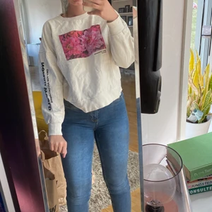 Sweatshirt - Superfin sweatshirt med detalj på ärmen. Kan mötas upp i Mjölby, annars står köparen för frakt!