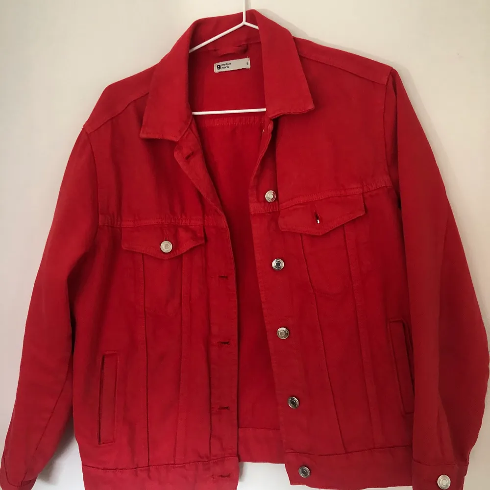 Jag säljer en röd jeansjacka från Gina tricot. Strl s säljer för 150kr + frakt!! Budgivning i kommentarsfältet eller skriv privat. :). Jackor.