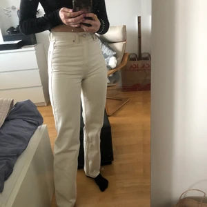 Beige jeans Weekday - Beige jeans från Weekday modell Rowe storlek w24 L32. Dom har dock en liten fläck på höger ficka och även längst ner på högra benet. Köparen står för frakten och priset kan diskuteras pga fläckarna. 