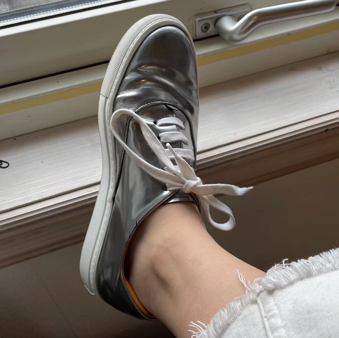 Silvriga skor från & other stories - 91