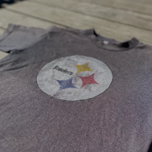 Vintage NHL T shirt  - Cool vintage tisha! Sliten Steelers tröja med skön vibe🤠