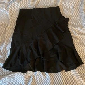 Volangkjol kort - Kort volangkjol i svart XS i nyskick! Frakt inkl 📦 