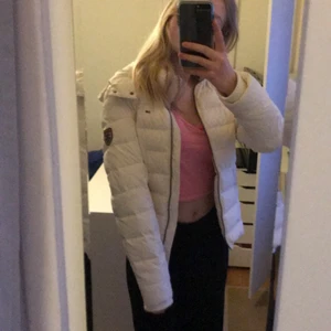 Jacka - Jättefin Tommy Hilfiger jacka som är i nyskick. Säljer pga att den inte kommer till användning. Storlek M men skulle säga att den passar även till en S.