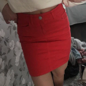 Röd jeans kjol - Röd jeans kjol från Cubus i storlek xs använd fåtal gånger❣️