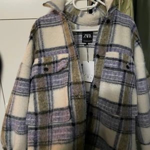 Kappa - Helt ny, oanvänd kappa från Zara. Väldigt fin och mysig. Den går över knäna.