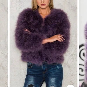 fjäderjacka från Dennis Maglic  - Otroligt vacker klassisk fjäderjacka. Fodrad med mjukt silke. Kan stängas med hjälp av hake. Köpte den i vintras för 1299. Säljer min pälsjacka pga att inte använder, har använd engång. Köparen står för frakt. 