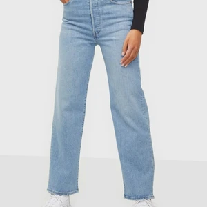 Levis Ribcage Straight  - W27 L29 - använda ett fåtal gånger. Nypris 1199kr. Kan bjuda på frakten 