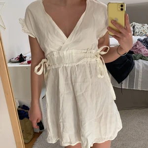 Supersöt sommarklänning  - Säljer denna superfina vita sommarklänning då jag redan haft den på en avslutning💞💞nyskick, köpt för 399kr! Storlek xs, är lite kort på mig som är 1,65, men så fin! Pris exkl frakt, eventuellt mötas upp✨
