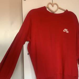 Röd tröja med Nike Air tryck💕