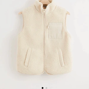 Lånade bilder  - Super snygg teddy väst som är i SUPER bra skick!!, säljer endast vid bra bud, högsta bud är 310!!, buda ifrån det. Storlek M sitter super snyggt overzied. Utropspris 200kr!!