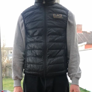 Armani väst strl S/M - Väldigt fint skick, använd en höst