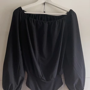 Svart off the shoulder body - En svart off the shoulder body med ballongärmar från Nelly. Aldrig använd och prislappen finns fortfarande kvar