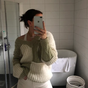 Stickad tröja från Zara - Populär vit och grön stickad tröja från zara, storlek S men lite oversized. Köparen står fö frakten