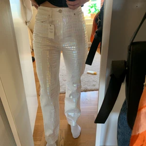 ASOS tall regnbågsskimrande byxor NYA -  REGNBÅGSSKIMRANDE ASOS TALL BYXORNA (NYA). Finaste byxorna jag äger men kan inte röra mig i dem. De är i storlek 30/36 och längden stämmer men skulle snarare säga att det är en w28 om inte mindre. Byxorna är helt slutsålda i både tall och vanlig längd på hemsidan. 