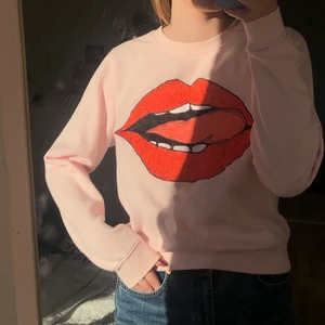 Ljusrosa tröja med tryck  - Ljusrosa tröja med coolt tryck på framsidan, går även att bära så att trycket är på baksidan💗 kan frakta också! (köparen står isåfall för frakten)