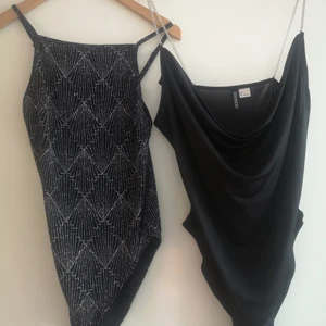 Två st NYA bodys från H&M - Två st sjukt snygga bodys, den glittriga med lappen kvar. Aldrig använda, den mönstrade/glittriga är i stl M och den enfärgade med blingiga band är i L men liten i stl, skulle säga mer som en M. Båda för 100kr, fler fraktalternativ finns. 