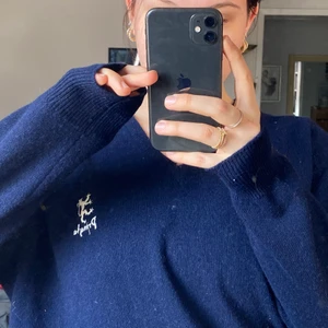 V-ringad tjocktröja - Fin tjocktröja, köpt på secondhand. Aldrig använd, lite stickig men skön!! Osäker på storlek, oversized så gissar på L eller M