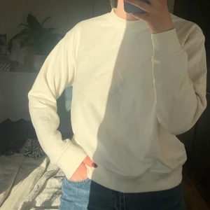 Vit sweatshirt  - Najs och skön vit tröja/sweatshirt från HM. Har några få små små fläckar på armen o framsidan, men tycker själv inte man ser dom tydligt🤍 kan frakta också! (köparen står isåfall för frakten)