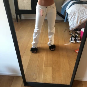 Lågmidjade jeans - Peeerfekta sommar jeansen. Lågmidjade vita jeans med prislappen kvar! Storlek 38