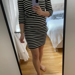 Klänning Only - Svart/vitrandig klänning från Only. Lite tajtare modell med rundad hals samt dragkedja baktill. Storlek XS men passar en S också. Jag brukar ha S eller M och den passar mig bra. Är 160cm för referens! 🌿