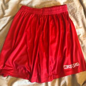 röda shorts, märke kappa. storlek S, stretchiga. original pris 200kr