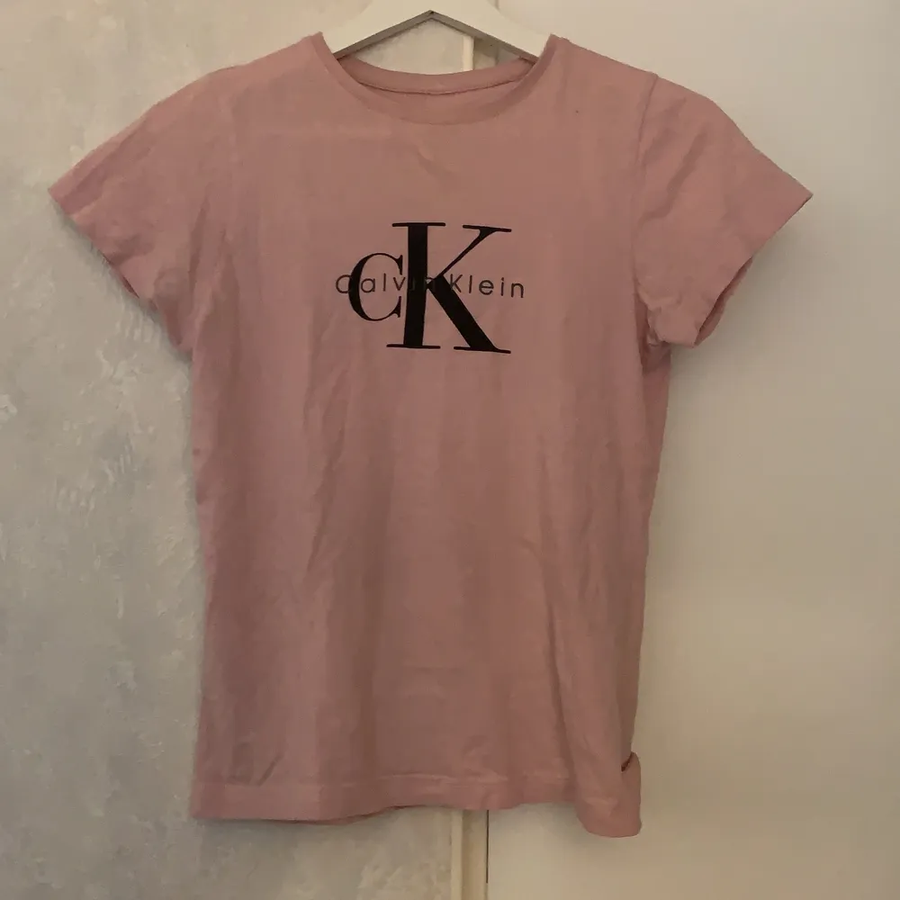 En jättefin rosa Calvin Klein t-shirt nästan oanvänd. Superskön och fin men kommer tyvärr inte till användning.💗. T-shirts.