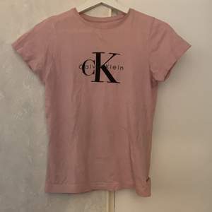 En jättefin rosa Calvin Klein t-shirt nästan oanvänd. Superskön och fin men kommer tyvärr inte till användning.💗