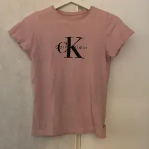 En jättefin rosa Calvin Klein t-shirt nästan oanvänd. Superskön och fin men kommer tyvärr inte till användning.💗