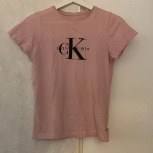 Rosa Calvin Klein t-shirt  - En jättefin rosa Calvin Klein t-shirt nästan oanvänd. Superskön och fin men kommer tyvärr inte till användning.💗