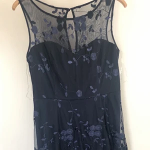 Hel ny oanvänd balklänning  - En A-lime klänning från Goddiva som inte säljs längre. Den är oanvänd med prislappen på. Klänning är mörk/marinblå med spetsdetaljer över hela klänning. I storlek L, 42. Jag är normalt storlek M som mest L men denna klänning är xl alltså lite liten i storleken än vanliga klänningar. Pris kan diskuteras