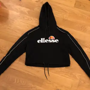 En cropad hoodie från Ellesse i stl s/m