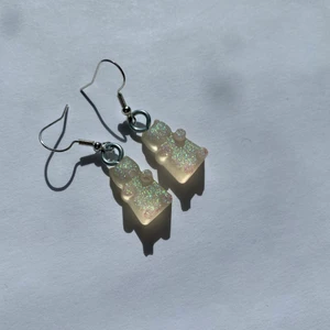 Örhänge  - Resin gummibjörnar med vit/rosa glitter 