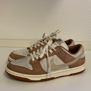 Nike Dunk medium curry - Säljer nu mina Nike dunks då jag ja ska köpa nya skor. Dem är i bra skick kommer tvätta dem innan jag skickar skorna. Nike logan i  skon är borta efter jag har haft på mig dem och det är lite bort skrapat på stjärnorna på yttre sulan. Allt annat är i bra skick.