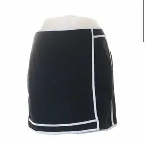 Fin kjol från RI, dock har den en fläck som kanske går bort i tvätten. Säljer för att den är för stor för mig. 