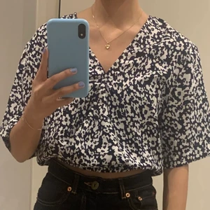 Blus - Luftig blus med mönster i stl 34