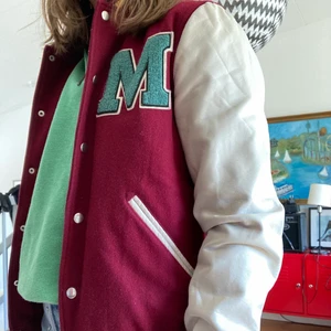 Letterman jacket - Najs letterman jacket som jag köpt på second hand. Tror det är en herr Strl S. Frakten är inkluderad i priset!