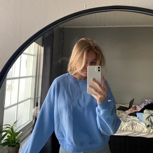 Sweatshirt - Använd fåtal gånger, säljer på grund av att inte min stil. Men tröjan är i super fint skick!