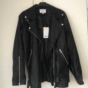 oversized skinnjacka - Helt oanvänd skinnjacka från AFJxnakd kollektionen med prislapp kvar. Nypris ca 1000kr. frakt 66kr tillkommer:))) pris kan diskuteras