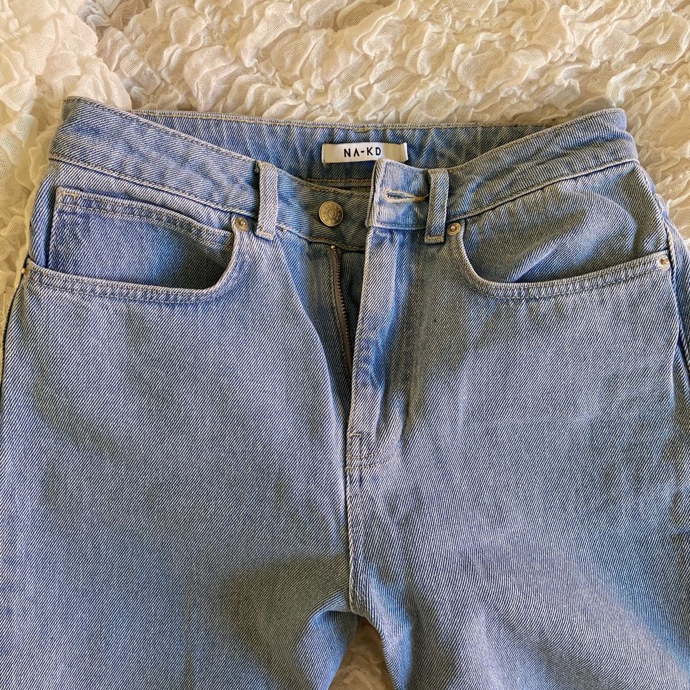 Otroligt snygga jeans från NaKd med raka ben. Perfekta färgen!! 💙🤌 säljes pga blivit för små. Dm vid frågor! . Jeans & Byxor.