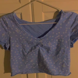 Superfin blommig tröja  - En jättefin blå tröja med vita blommor på, väldig bra skick och nästan helt oanvänd, jättefin till skolavslutning som kommer snart (kontakta mig för fler bilder!💕)