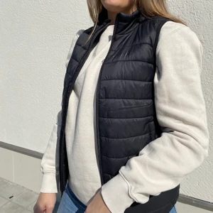 Svart väst  - Använd men är i bra skick, frakt tillkommer