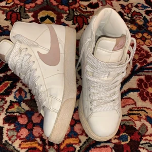 Nike Blazer mid 77  - Modell från 2006 i hyfsat bra skick med unikt skosnöre. De är lite för små för mig så det är därför jag säljer dem. Har dessvärre ingen låda till💜