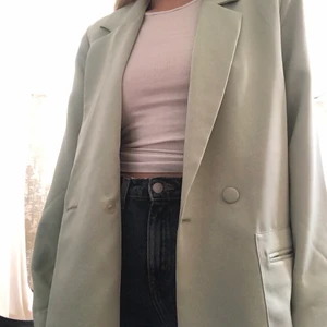 Oversized kavaj - Mintgrön/pastellgrön kavaj. Har vanligtvis storlek 36 men 38 gör att den på mig får en lite mer oversized fit. 