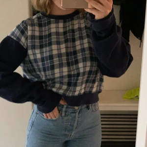 Beyond retro sweatshirt - Nu säljer jag min älskade sweatshirt från beyond retro!  Den är supermysig och jättesnygg till ett par blåa jeans! Säljer billigt pga garderobsrensning 🌸🌸