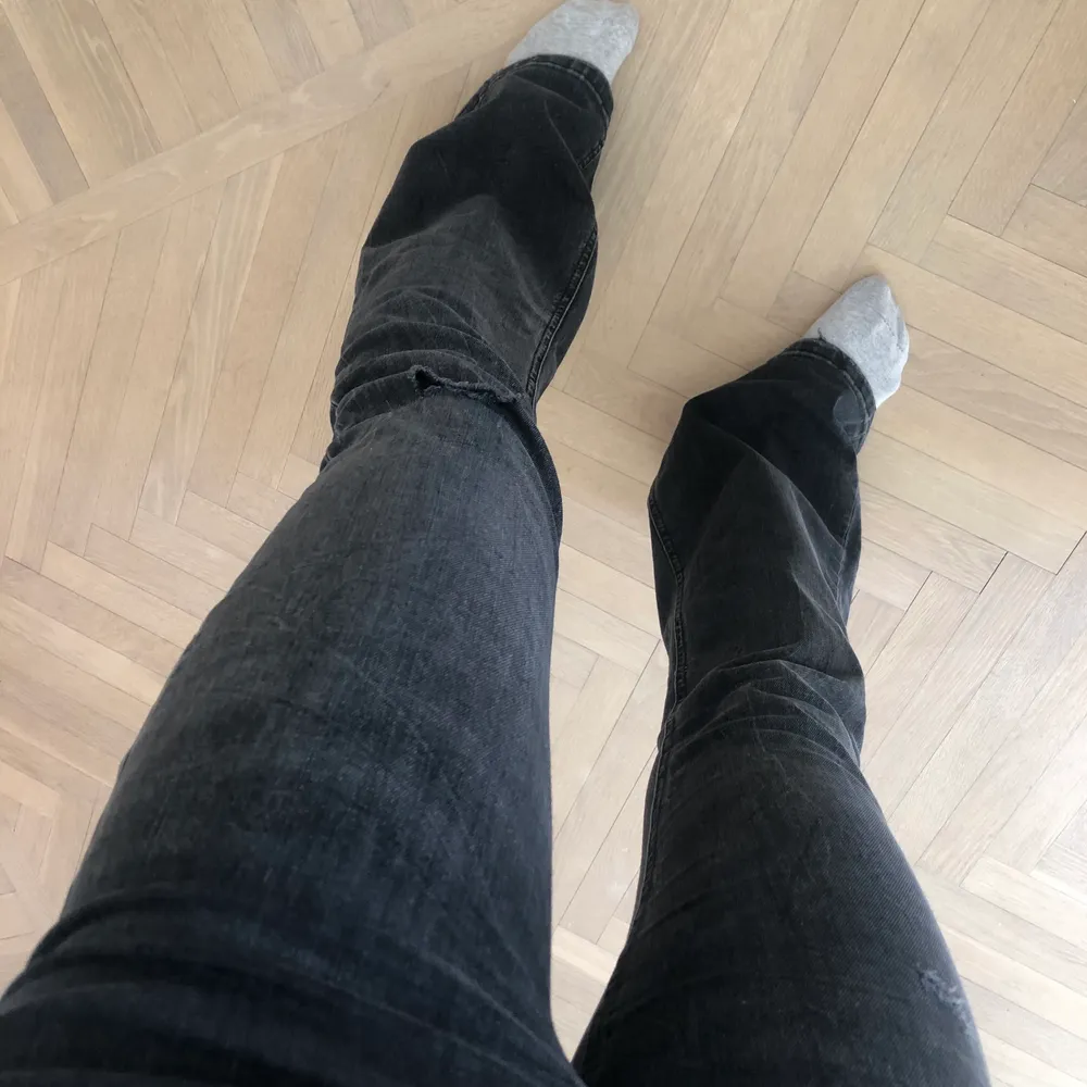 Grå/svarta jeans i flare-modell med lite slitningar. Högmidjade. Gott skick. Jag är ca 165.. Jeans & Byxor.