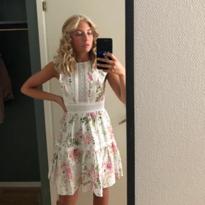 Sommarklänning - Superfin sommarklänning. Endast använd 1 gång på ett bröllop! Inköpt från märket Forever New på Asos (nypris ca 1500 kr).
