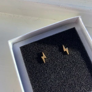 Blixt örhängen guld - Örhängen gjorda i guld som föreställer blixt⚡️